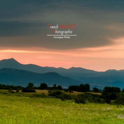 Panorama d un coucher de soleil sur la chaine des puys.