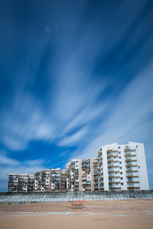 Vision panoramique sur le temps qui passe sur la plage