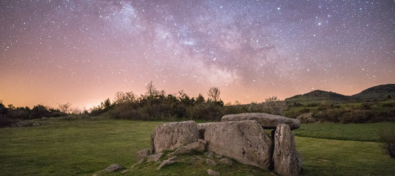 Dolmen de la grotte | Cournols | © www.franckmaillet.com