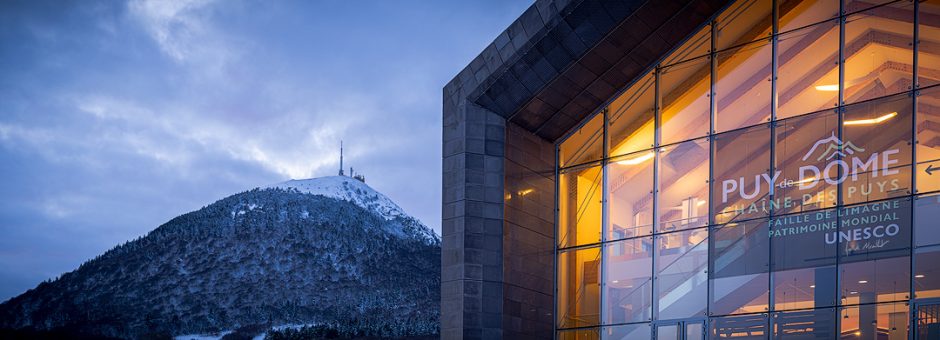 Puy de dome et gare du panoramique au crépuscule